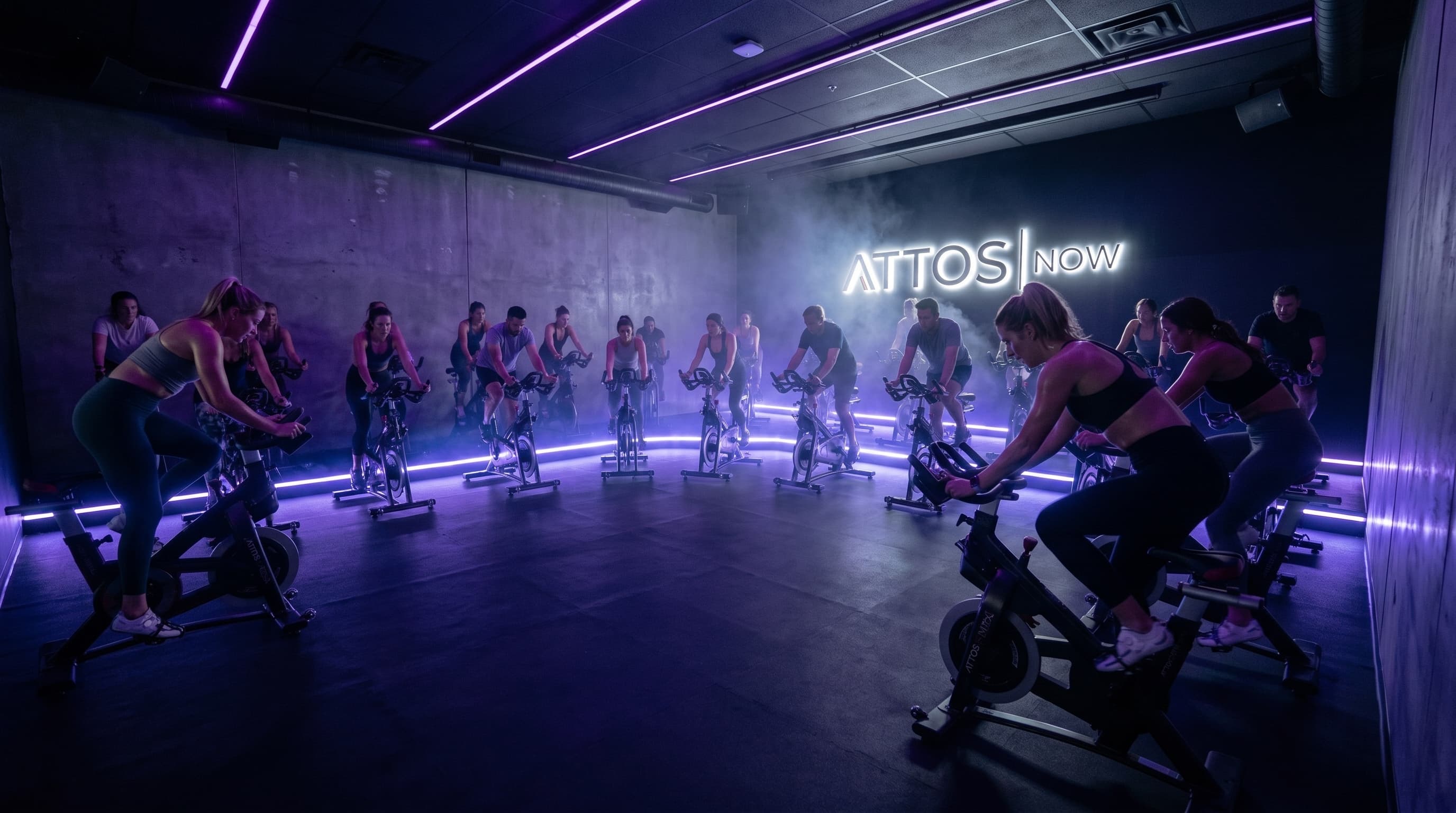 Aula lotada no estúdio ATTOS NOW, com iluminação LED